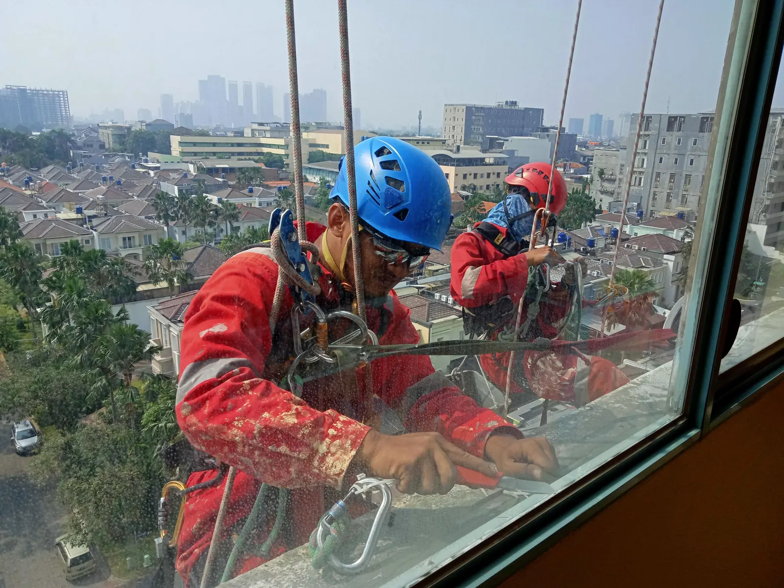 Dokumentasi tim teknisi di luar jendela