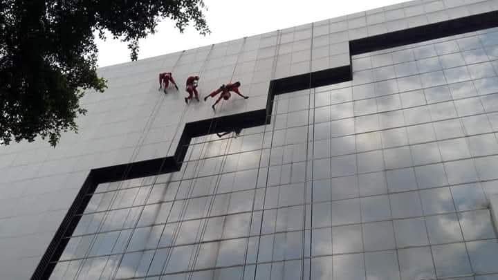 Aktivitas rope access pada fasad gedung
