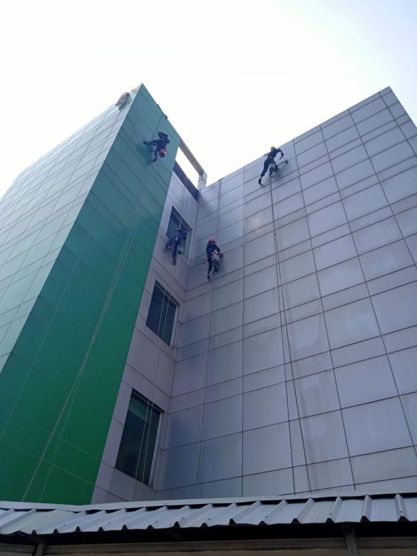 Dokumentasi kedua pembersihan fasad RSUD Bekasi